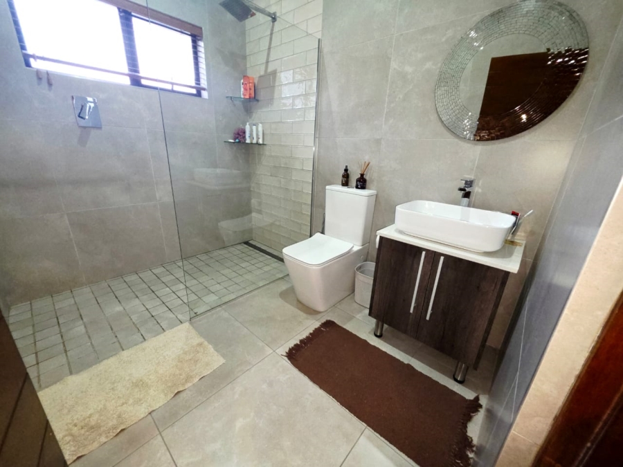 6 Bedroom Property for Sale in Sandown Western Cape